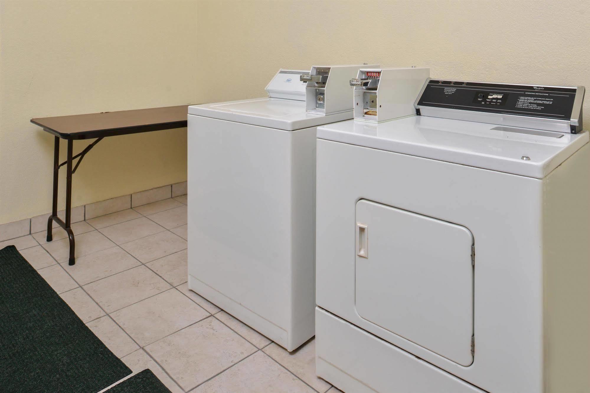 Americas Best Value Inn And Suites Houston Fm 1960 Buitenkant foto